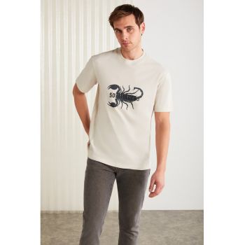 Tricou cu decolteu la baza gatului si imprimeu grafic