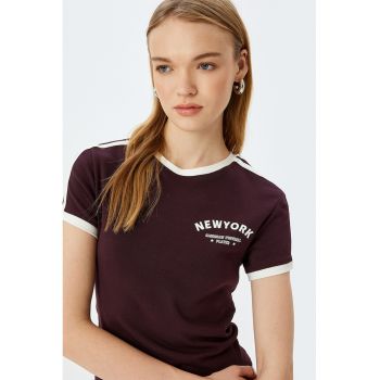 Tricou cu decolteu la baza gatului si imprimeu pe partea din spate
