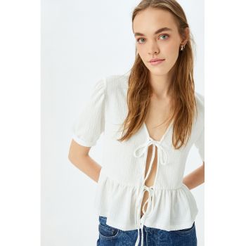 Tricou texturat cu snur frontal si volane