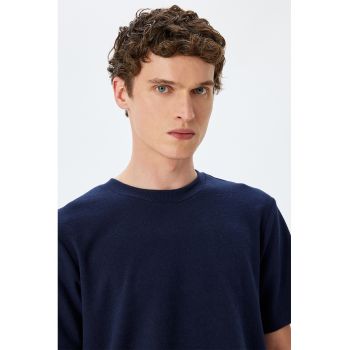 Tricou uni cu decolteu la baza gatului