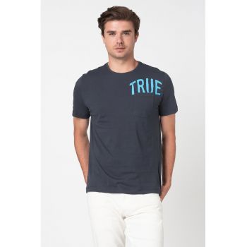 Tricou cu imprimeu text si buzunar pe piept