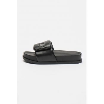 Papuci cu velcro si logo metalic