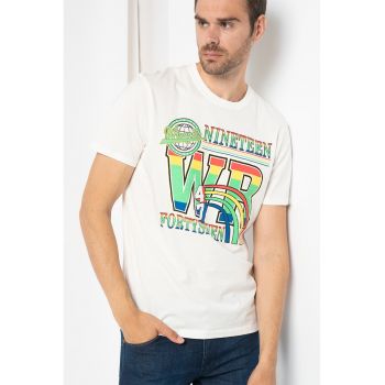 Tricou din bumbac cu decolteu la baza gatului si model logo si text