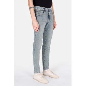 Blugi slim fit din denim