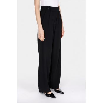 Pantaloni cu croiala ampla si pliuri