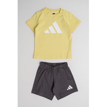 Set de pantaloni scurti si tricou cu imprimeu logo