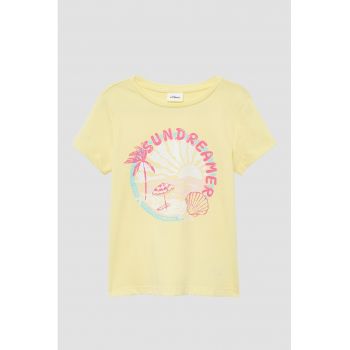 Tricou cu decolteu la baza gatului - model grafic si imprimeu text