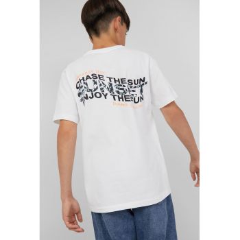 Tricou cu decolteu la baza gatului si imprimeu text pe spate