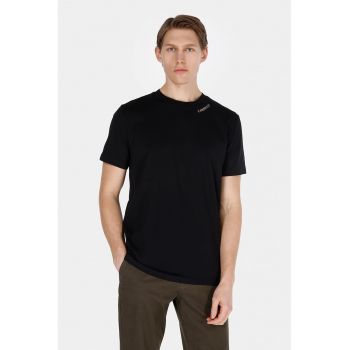 Tricou cu decolteu la baza gatului si text
