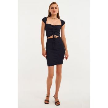 Rochie cambrata cu decupaj in talie