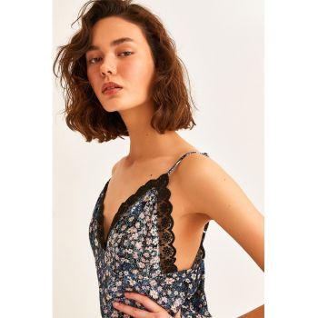 Top cu model floral si captuseala din dantela