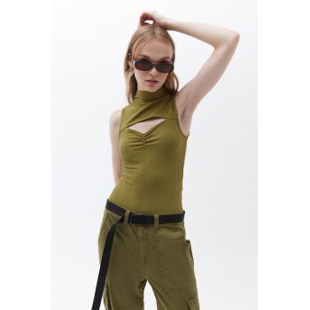 Top striat cu decupaj frontal