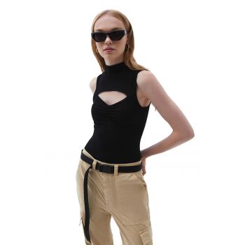 Top striat cu decupaj frontal