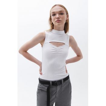 Top striat cu decupaj frontal