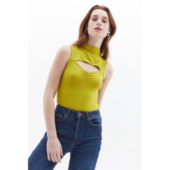 Top striat cu decupaj frontal