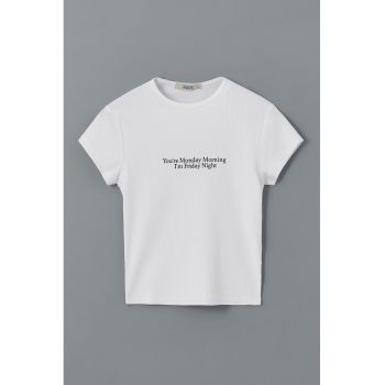 Tricou crop cu imprimeu mesaj