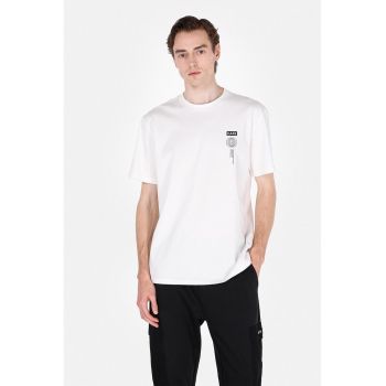 Tricou cu decolteu la baza gatului si imprimeu text pe piept
