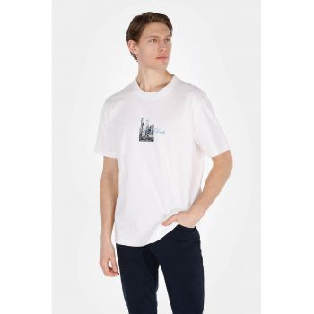 Tricou cu decolteu la baza gatului si imprimeu text si grafic