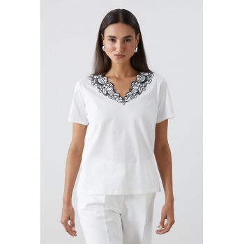 Bluza cu decolteu in V si broderie