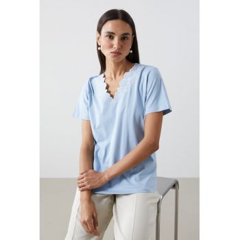 Bluza cu decolteu in V si broderie