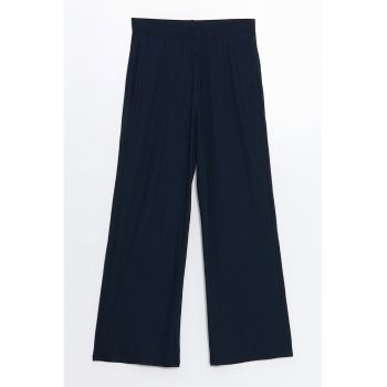 Pantaloni cu croiala ampla si talie elastica
