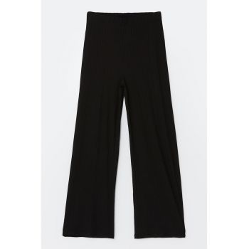 Pantaloni cu croiala ampla si talie elastica