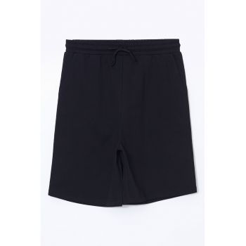 Pantaloni scurti cu model uni si talie inalta