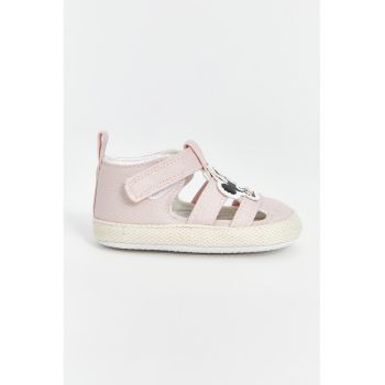 Sandale cu velcro si aplicatie Minnie Mouse