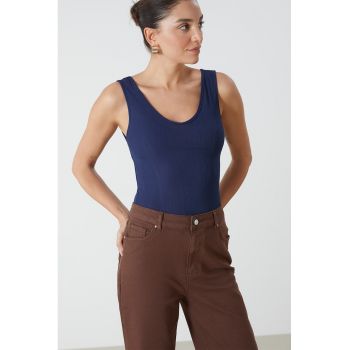 Top slim fit cu decolteu rotund