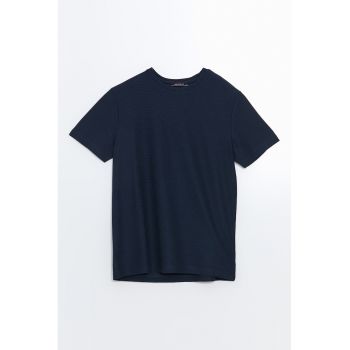 Tricou cambrat cu decolteu la baza gatului