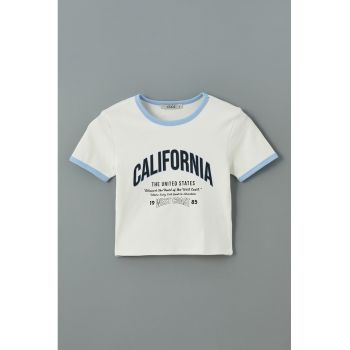 Tricou crop cu imprimeu text