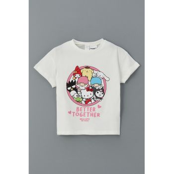 Tricou cu decolteu la baza gatului si imprimeu grafic