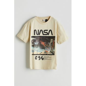 Tricou cu decolteu la baza gatului si imprimeu grafic