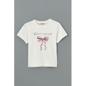 Tricou cu imprimeu si decolteu la baza gatului