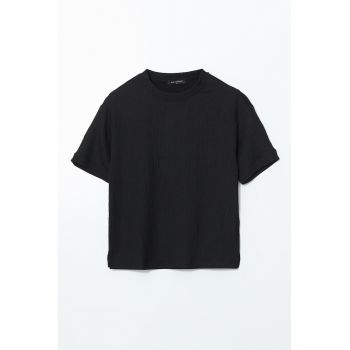 Tricou cu model uni si decolteu la baza gatului