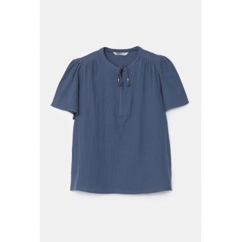 Tricou lejer cu decolteu cu snur
