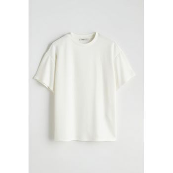 Tricou lejer cu decolteu la baza gatului