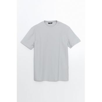 Tricou lejer cu decolteu la baza gatului