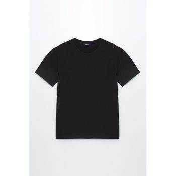 Tricou regular fit cu decolteu la baza gatului