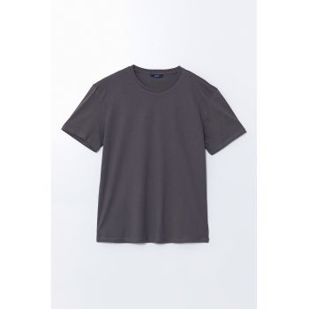 Tricou regular fit cu decolteu la baza gatului