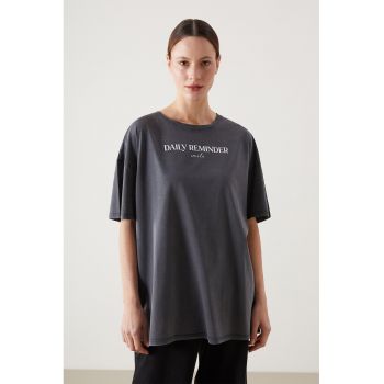 Tricou supradimensionat cu imprimeu text