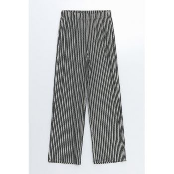 Pantaloni cu croiala ampla si model in dungi