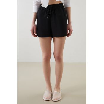 Pantaloni scurti cu talie ajustabila