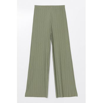 Pantaloni striati cu croiala ampla