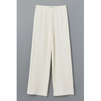 Pantaloni texturati cu croiala ampla