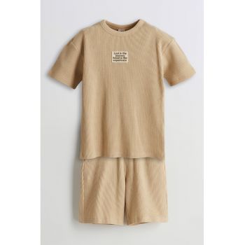 Set de bermude si tricou texturat