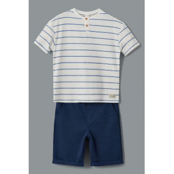 Set de pantaloni scurti si tricou cu model in dungi