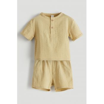 Set de tricou cu striatii si pantaloni scurti - 2 piese