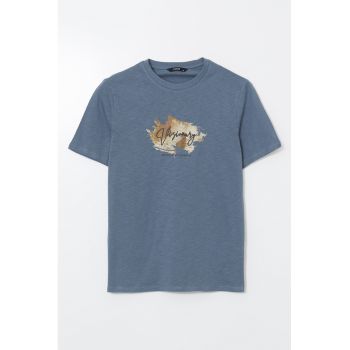 Tricou cu decolteu la baza gatului si imprimeu grafic