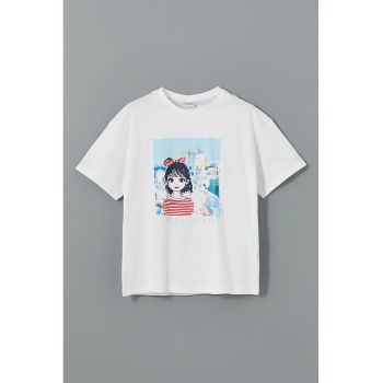 Tricou cu decolteu la baza gatului si imprimeu grafic